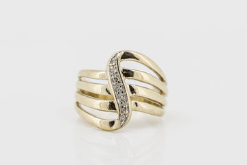 9CT GOLD DIAMOND RING