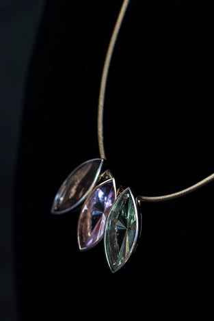 9CT GOLD NECKLACE WITH THREE COLOURED GLASS PIECES