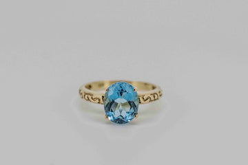 9ct gold and blue topaz ring