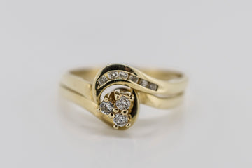 9CT GOLD DIAMOND RING