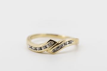 9CT GOLD DIAMOND RING