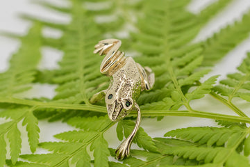 9ct solid yellow gold frog ring with green eyes