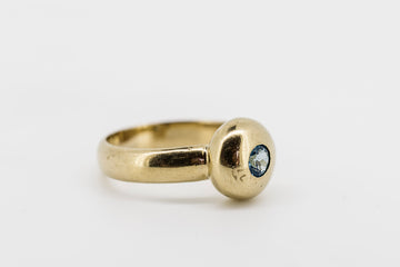 9CT GOLD RING WITH BLUE IMITATION STONE