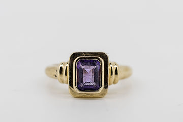 9CT GOLD AND AMETHYST RING