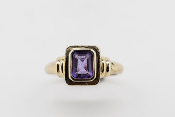 9CT GOLD AND AMETHYST RING