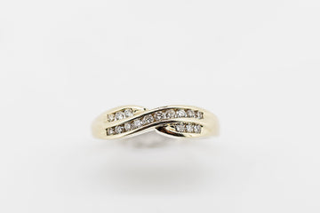 9CT GOLD DIAMOND RING