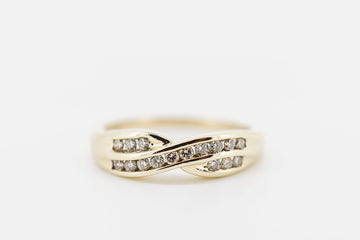 9CT GOLD DIAMOND RING