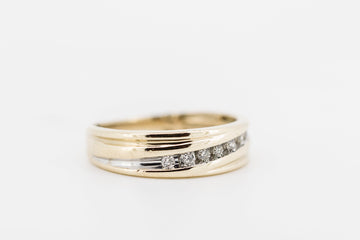 9CT GOLD DIAMOND RING