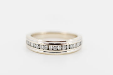 18ct white gold and diamond ring