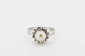 18CT WHITE GOLD PEARL AND DIAMOND RING #26121