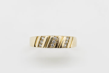 9CT GOLD DIAMOND RING