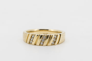 9CT GOLD DIAMOND RING