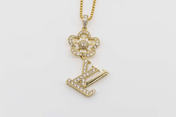 LOUIS VUITTON PENDANT A CHAIN IN 18CT GOLD WITH DIAMONDS