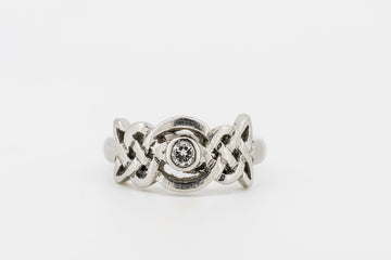 950PT PLATINUM RING WITH DIAMOND IN THE CENTER BETWEEN CELTIC KNOT
