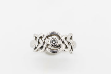 950PT PLATINUM RING WITH DIAMOND IN THE CENTER BETWEEN CELTIC KNOT