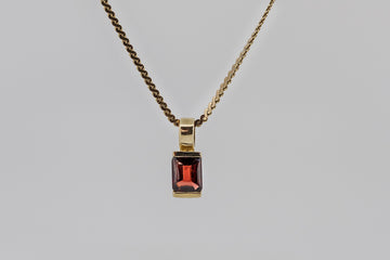 8ct gold Italian made chain with 9ct gold and synthetic stone Bond made pendant