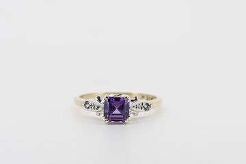 9CT GOLD RING WITH AMETHYST