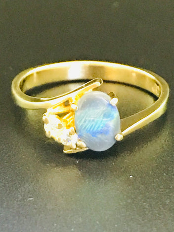 18ct gold ring with opal and diamond