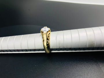 9ct gold CZ ring