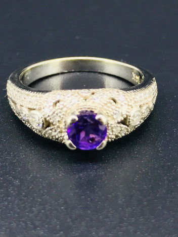 14ct white gold ring with Amethyst and diamond