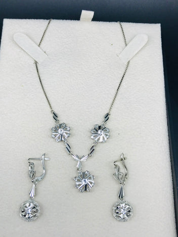 18ct white gold and diamond pendant, earrings and necklace set 25657-67