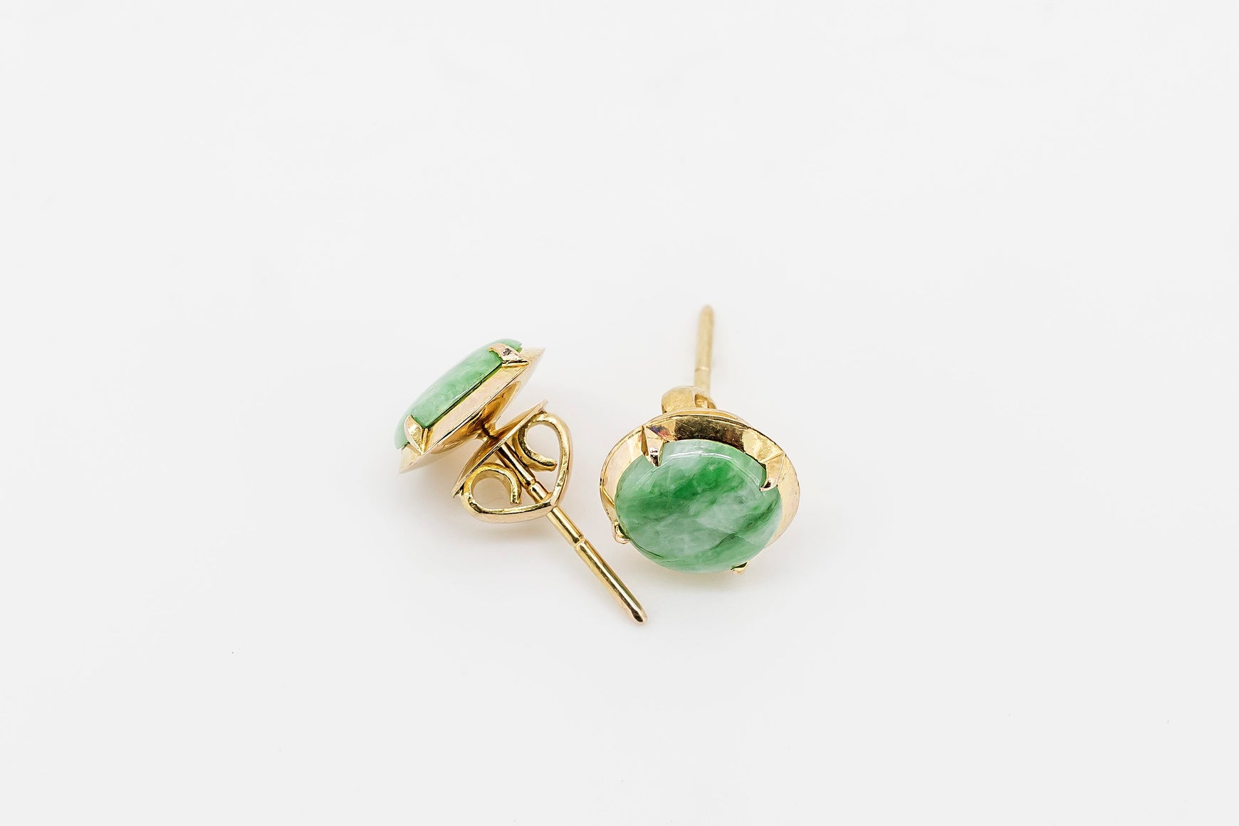 Vintage Green Jade 14K Yellow Gold Round Cabochon Stud Earrings – Blue  Ribbon Rarities
