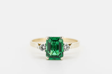 18CT GOLD WITH SYNTHETIC EMERALD